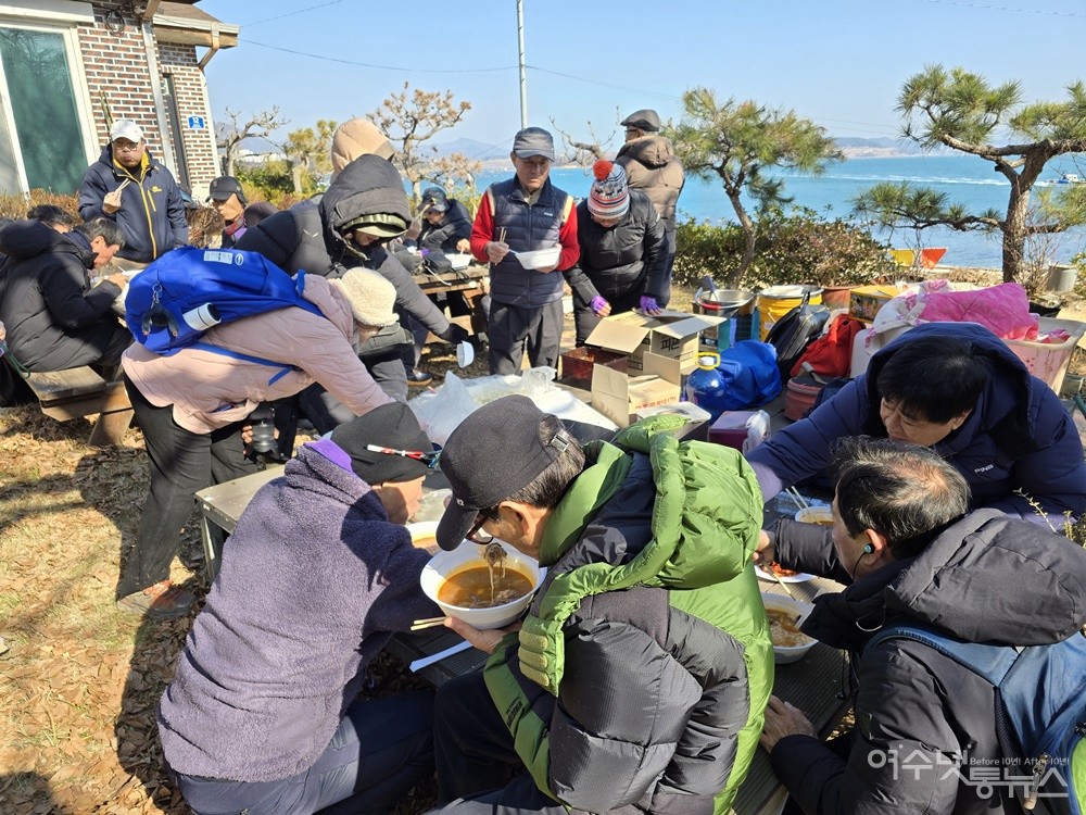 ▲ 금죽도에서 즐거운 점심 시간, 뭍에서 음식을 준비해갔다. ⓒ조찬현