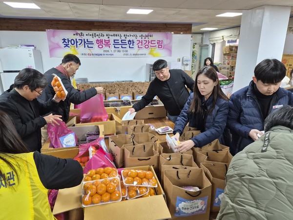 ▲ 한전KPS 임직원과 복지관 직원들이 어르신들에게 전할 꾸러미를 정성껏 포장하는 모습 ⓒ쌍봉종합사회복지관