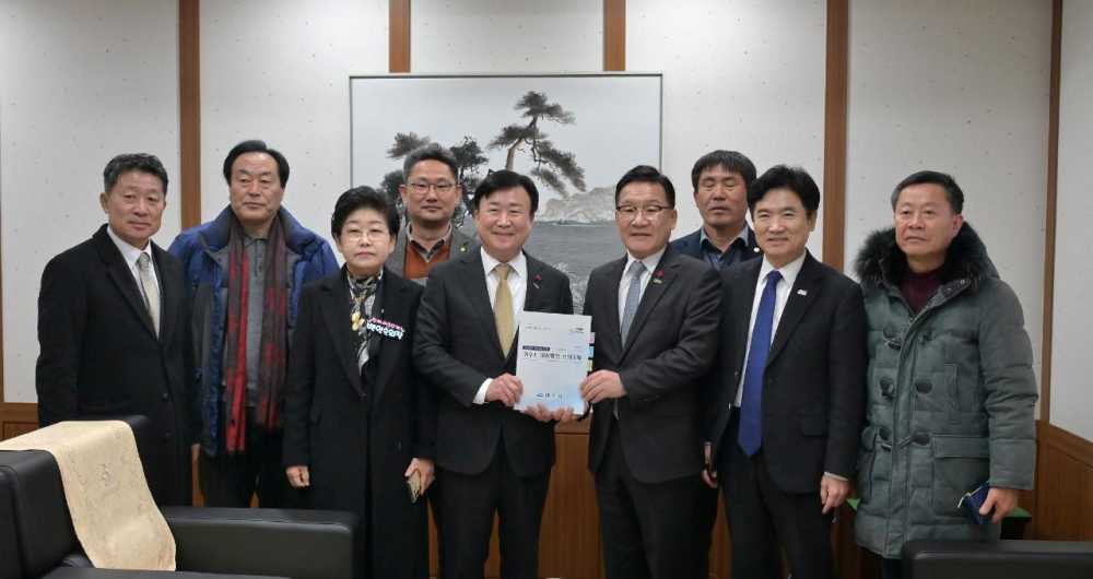 ▲ 여수시민회관에서 열린 광주·전남 행정통합 도민 공청회에서 “여수시 미래발전 건의과제”를 김영록 전남도지사에게 공식전달했다. ⓒ여수시