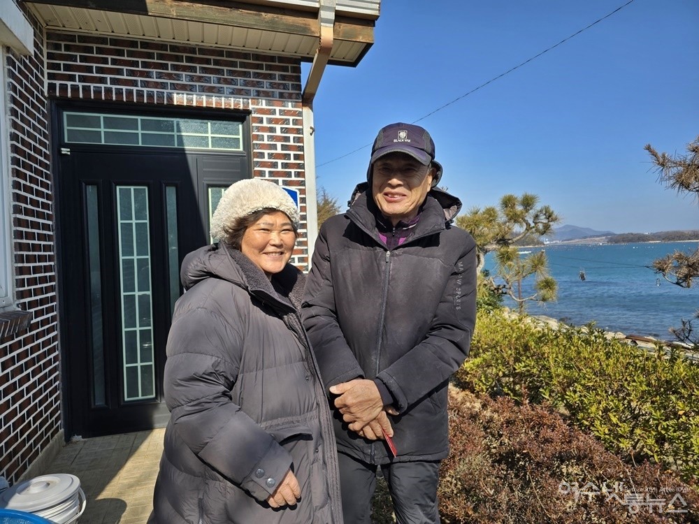 ▲ 여수 금죽도, 김채봉 씨 부부가 자신의 집 앞에서 환하게 웃고 있다. ⓒ조찬현