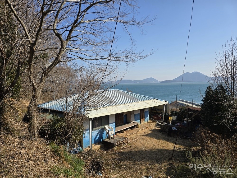 ▲ 여수 금죽도를 지키는 김채봉 씨 부부의 옛집이다. ⓒ조찬현