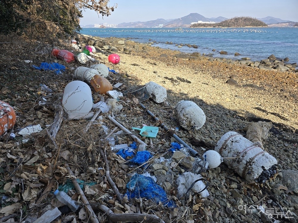 ▲ 여수 금죽도 해안에는 파도에 밀려온 생활쓰레기가 가득하다. ⓒ조찬현