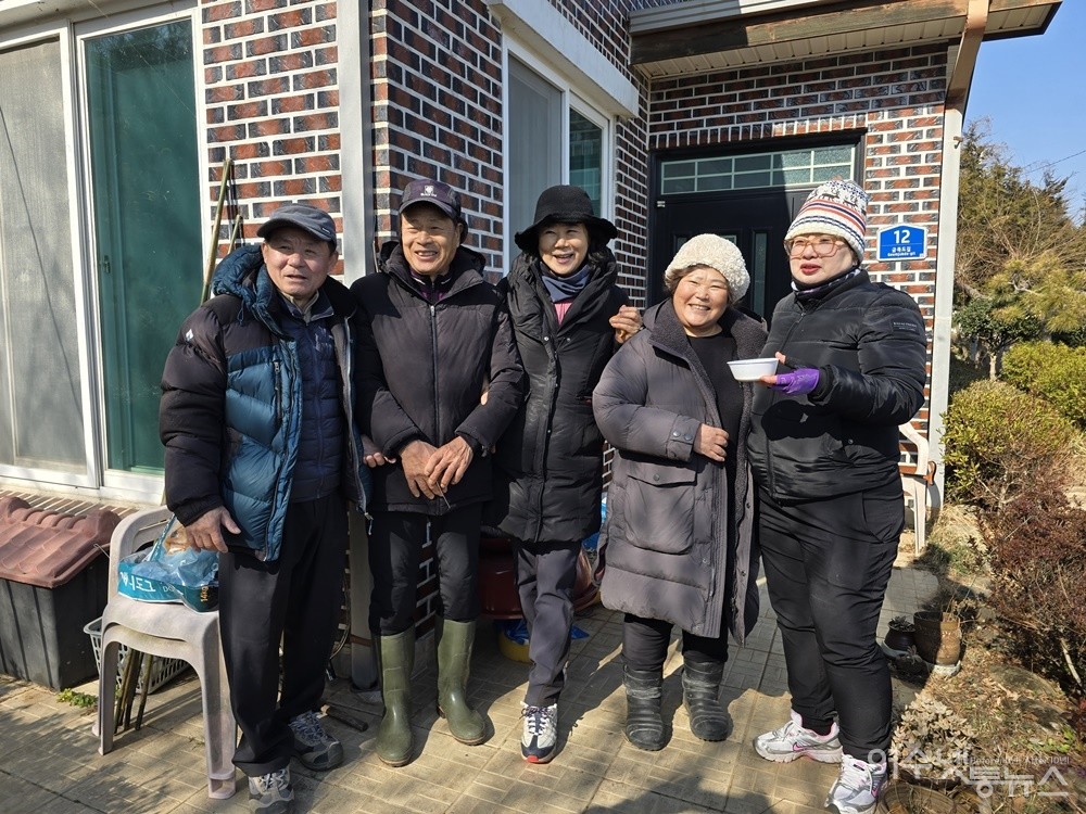 ▲ 여수 금죽도 탐방객들이 김채봉 씨 부부와 함께 환하게 웃고 있다. ⓒ조찬현