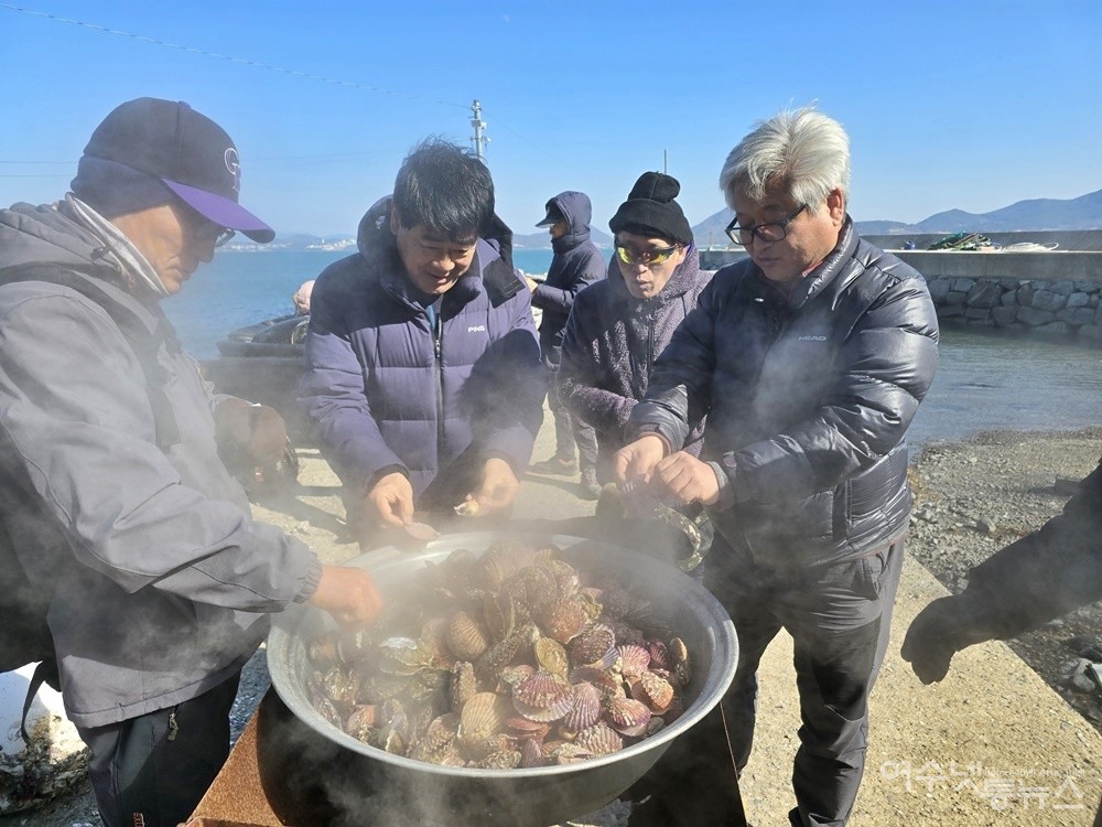 ▲ 여수 금죽도 탐방객들이 가리비와 굴찜을 맛있게 먹는다. ⓒ조찬현
