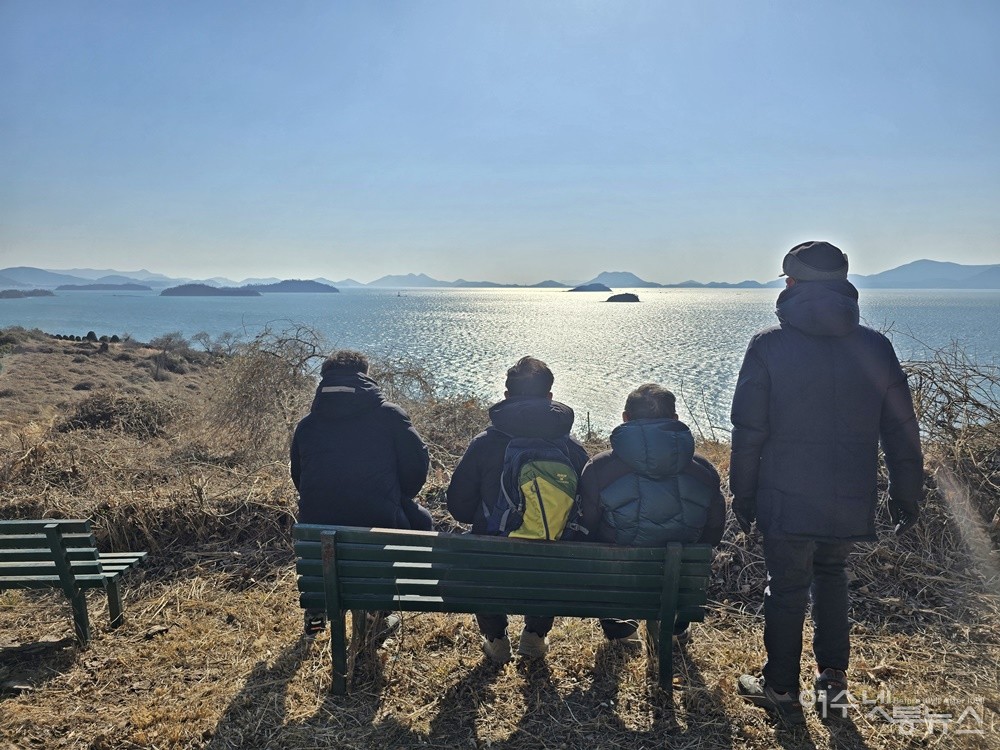 ▲ 여수 소경도 당집 벤치에 앉아 바라보는 바다는 정말 아름답다. ⓒ조찬현