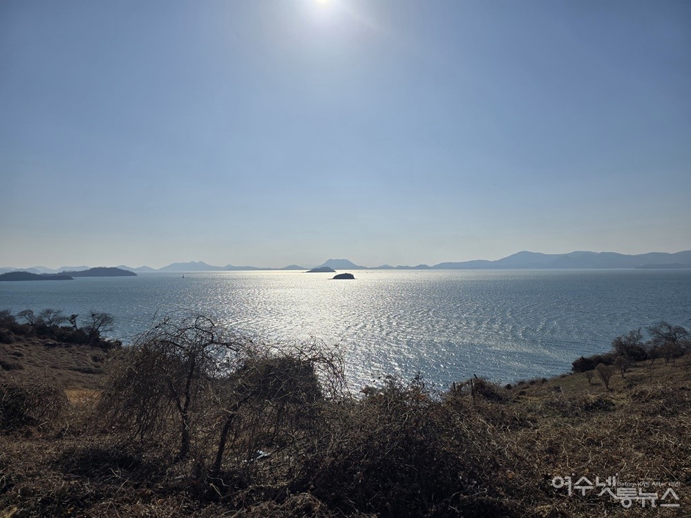 ▲ 겨울 햇살을 받아 바다 위에 부서지는 ‘윤슬’이 눈부시게 곱다. ⓒ조찬현