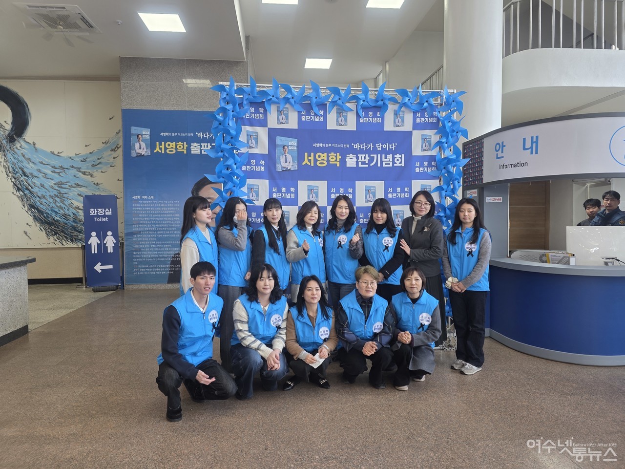 ▲ 출판기념회에 나선 자원봉사자들이 가슴에 리본을 달고 이해찬 전 총리의 영결식 추모를 표하고 있다 ⓒ심명남