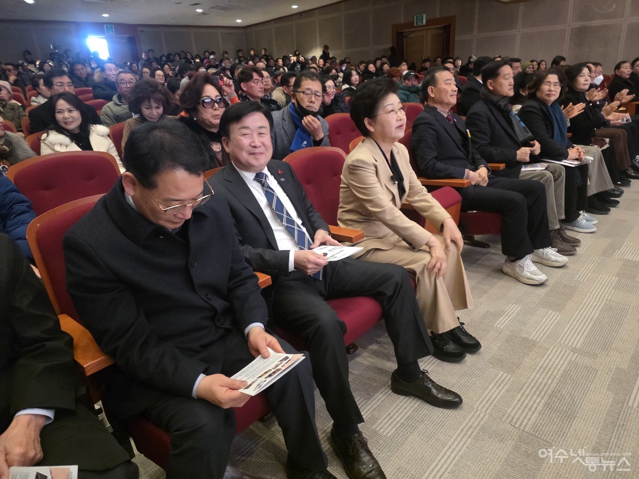 ▲ 1일 백인숙 여수시의장이 자신의 저서  출판기념회에 정기명 시장과 동료 의원들이 자리를 함께한 모습 ⓒ심명남