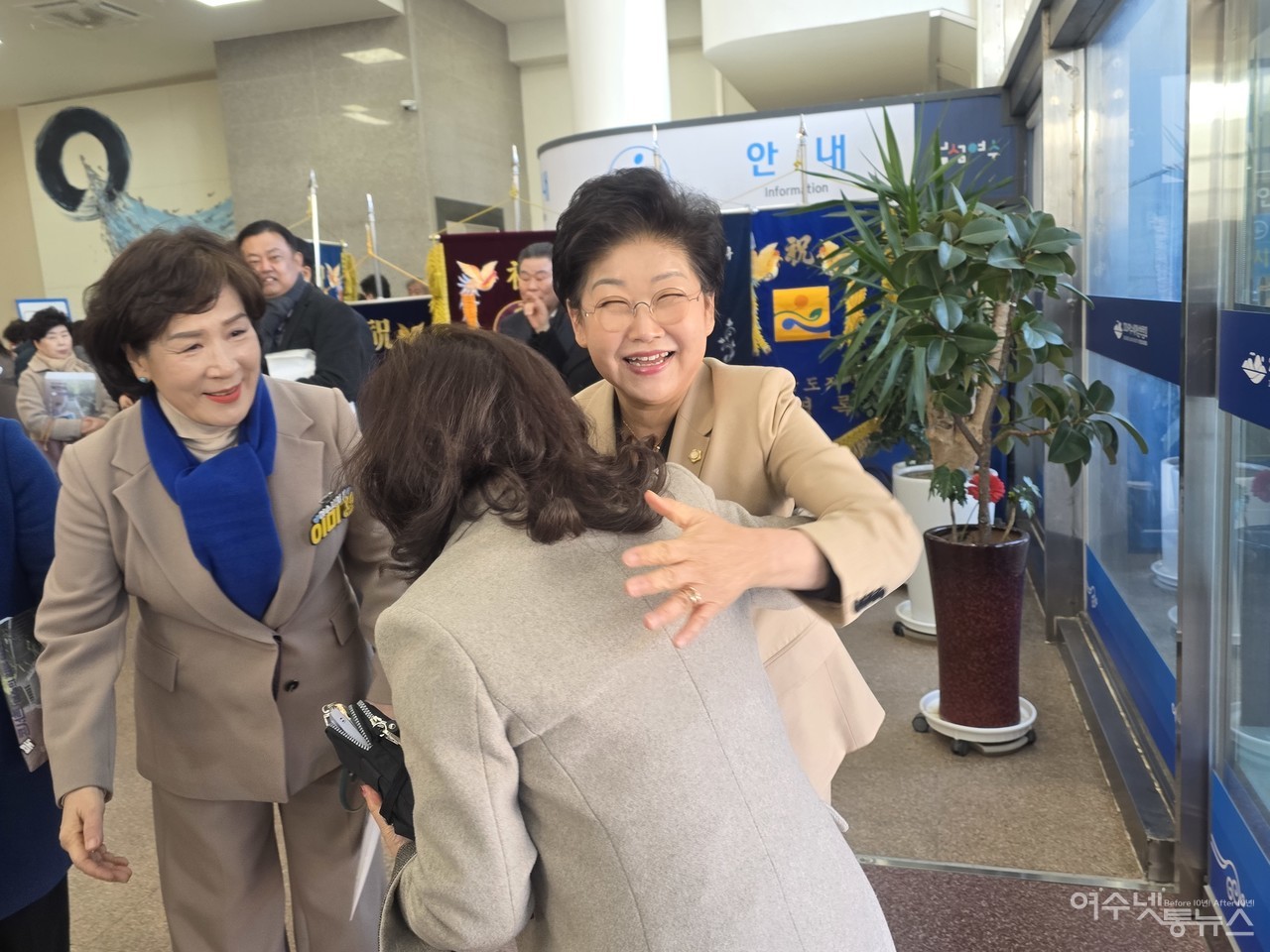 ▲ 백인숙 시의장이 환한 모습으로 출판기념회에참석자들을 맞이하고 있다ⓒ심명남