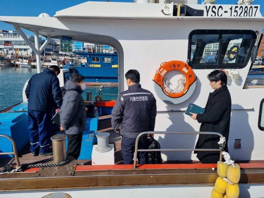 ▲설 연휴를 앞두고 여수해경과 관계기관이 다중이용선박 안전점검을 실시하고 있다 ⓒ여수해양경찰서