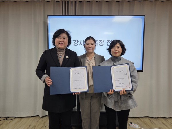 ▲ 소풍같은 인생학교 위촉장 전달