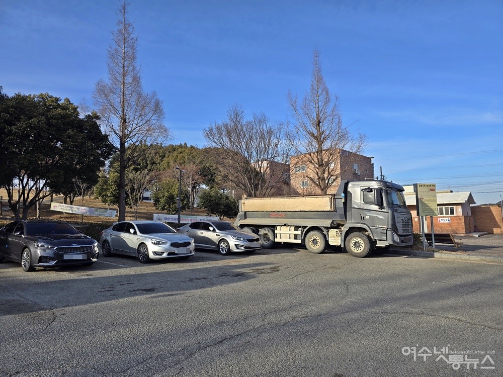 ▲ 건설기계 임시주기장은 승용차가 점령했다. ⓒ조찬현