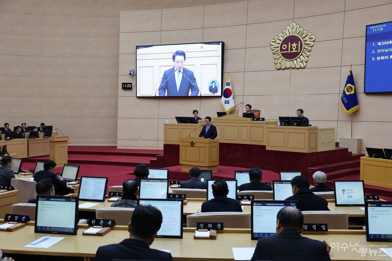 ▲ 김영록 전라남도지사가 4일 전남도의회 본회의장에서 열린 제396회 임시회 2차 본회의에서 ‘전남·광주 행정통합에 대한 의견청취의 건’에 대한 제안설명을 하고 있다. ⓒ전라남도