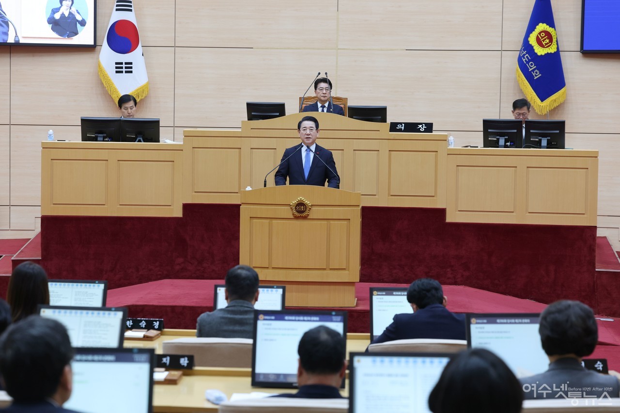 ▲ 김영록 전라남도지사가 4일 전남도의회 본회의장에서 열린 제396회 임시회 2차 본회의에서 ‘전남·광주 행정통합에 대한 의견청취의 건’에 대한 제안설명을 하고 있다. ⓒ전라남도