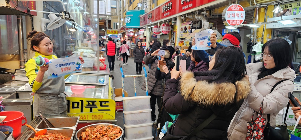 ▲ 여수시 SNS 서포터즈가 지난 4일 여수 서시장 일원에서 설 명절을 맞아 전통시장 현장 홍보 활동을 펼쳤다.. ⓒ여수시