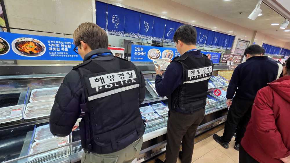 ▲설 명절 대비 성수품 밀수, 부정유통 등 특별단속중인 모습 ⓒ여수해양경찰서