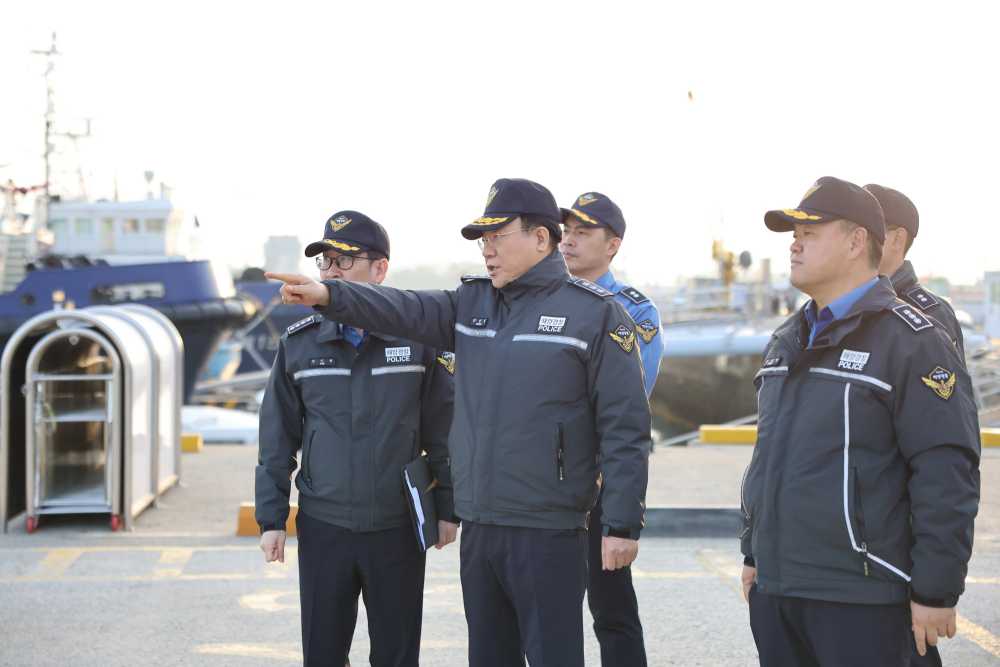 ▲설 연휴 대비 여수 국동항 도선장을 점검 중인 장인식 해양경찰청장 직무대행 ⓒ여수해양경찰서