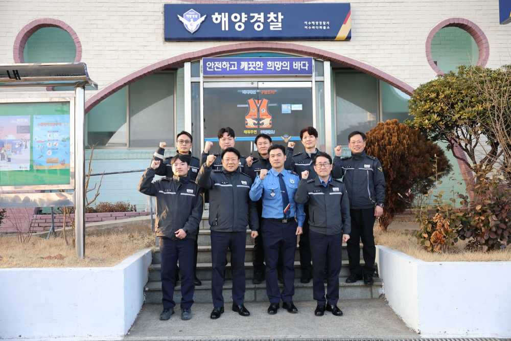 ▲장인식 해양경찰청장 직무대행이 여수바다파출소 경찰관 들과 화이팅을 외치고 있는 장면 ⓒ여수해양경찰서
