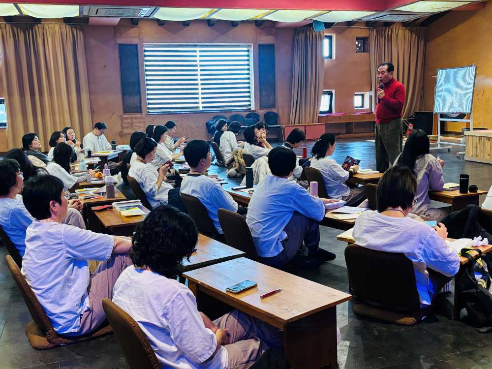 ▲‘꿈너머꿈 독서학교 겨울캠프’에 참가한 교원들이 고도원 작가의 글쓰기교육 특강을 듣고 있다. ⓒ전라남도교육청