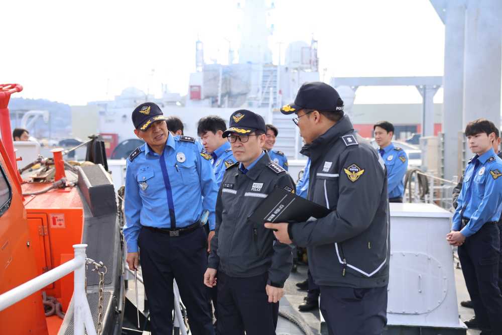 ▲ 김기용 여수해경서장이 경비함정 정비 및 구조장비 준비 상황을 직접 살피고 있다. ⓒ 여수해양경찰서