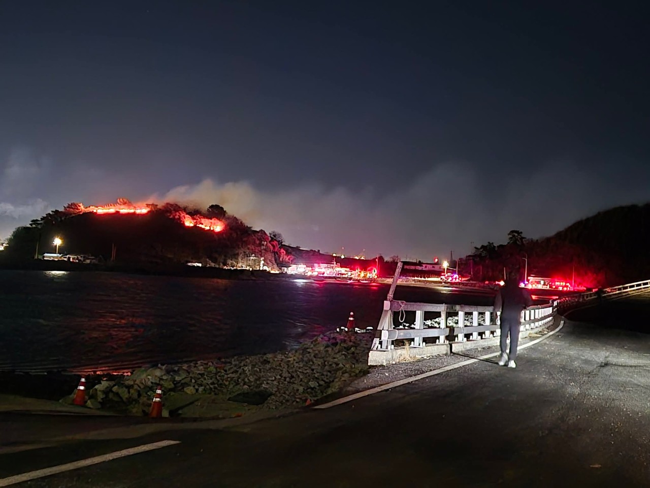 ▲ 여수 묘도 야산서 화재 발생… 강풍과 험한 지형에 진화 ‘난항’ ⓒ이광일 도의원