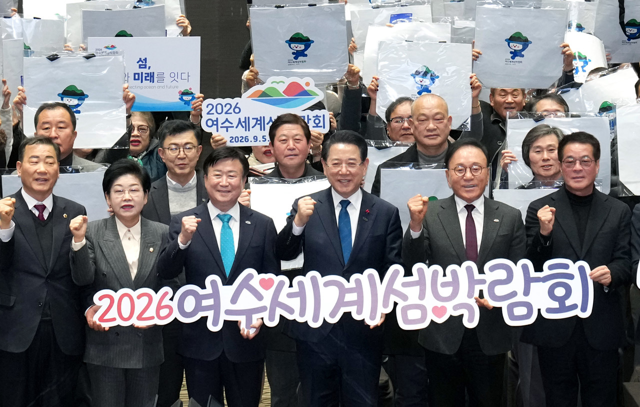 ▲ 김영록 전라남도지사가 9일 여수 소노캄에서 열린 ‘2026여수세계섬박람회 도민보고회’에서 참석자들과 기념촬영을 하고 있다. ⓒ전라남도