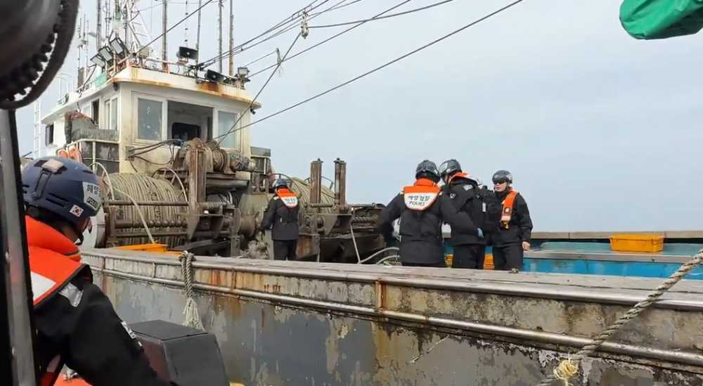 ▲ 여수해경 경찰관이 저인망어선 특별단속 검문검색차 저인망 어선에 승선하는 모습 ⓒ여수해양경찰서