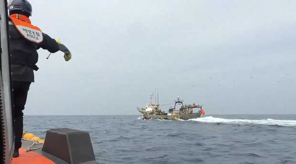 ▲여수해경 경찰관이 저인망어선 특별단속 검문검색을 위한 정선명령을 실시하는 모습 ⓒ여수해양경찰서