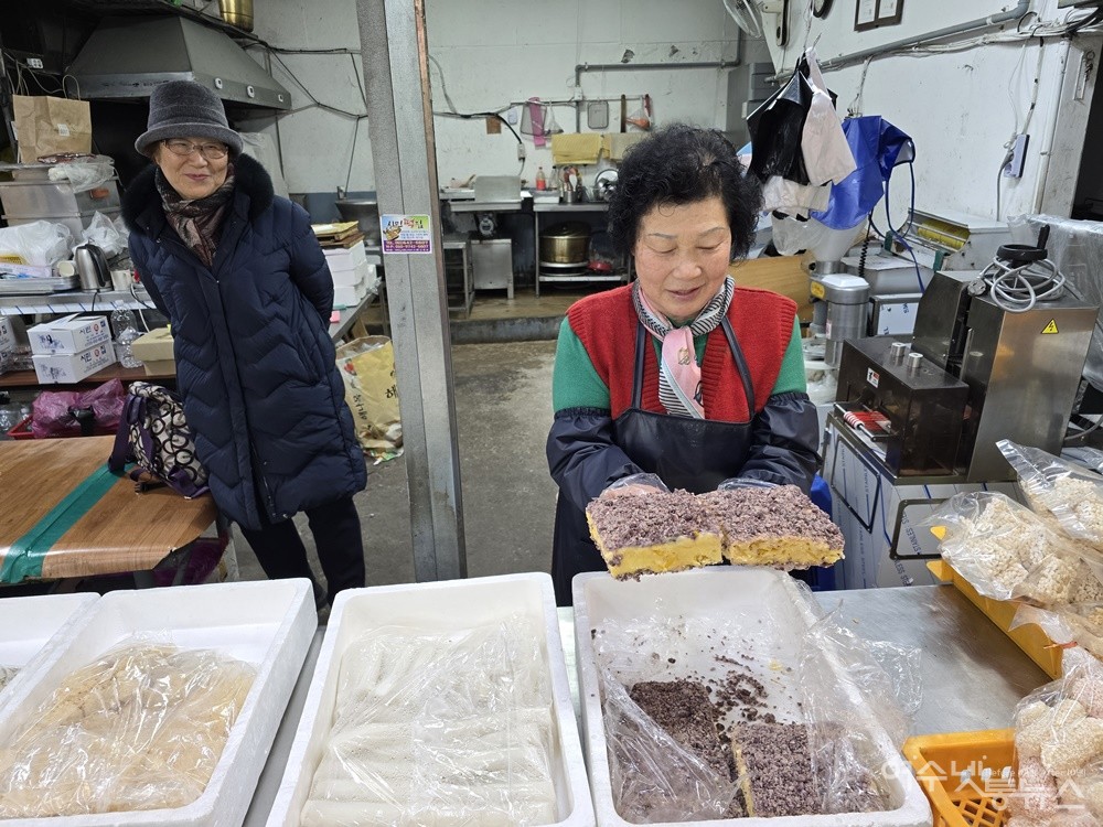 ▲ 겨울철 별미인 호박 시루떡 역시 이 집의 효자 메뉴다. ⓒ조찬현