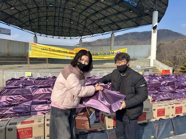 ▲  김종진 관장이 장애앤활동지원사 에게  명절답례품을 전달하고 있다 ⓒ쌍봉종합사회복지관