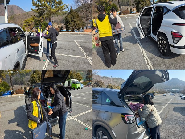 ▲복지관 직원들이 장애인활동지원사와 함께 명절답례품을 차에 실어주고 있다. ⓒ쌍봉종합사회복지관