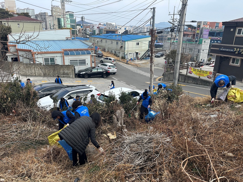 ▲여수 르네상스 시민운동 월호동 실천본부는 자생단체, 여수시청 수도행정과‧하수도과와 연계하여 관내 일원 환경정비를 실시했다. ⓒ여수시