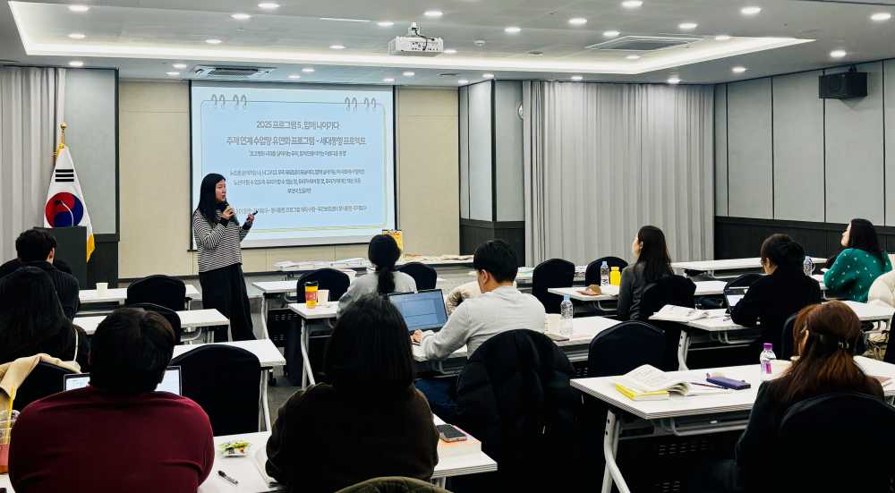 ▲11일 나주에서 ‘2026 독서인문선도교실’ 중등 운영교사 대상 역량강화 연수가 진행되고 있다. 사진은 ‘학교도서관 활용’ 사례 발표 모습.ⓒ전라남도교육청