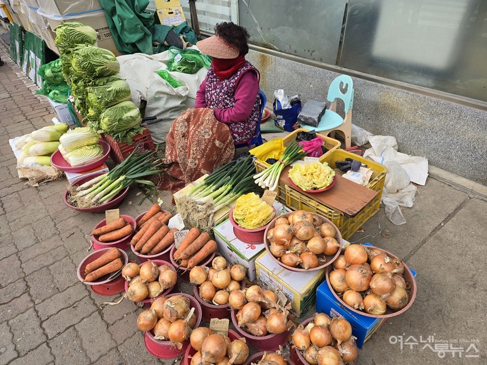 ▲ 여수 서시장 연등천변 채소 노점상이다.  ⓒ조찬현