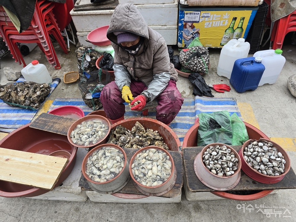▲ 여수 서시장 연등천변 어패류 새꼬막과 굴 노점상이다. ⓒ조찬현
