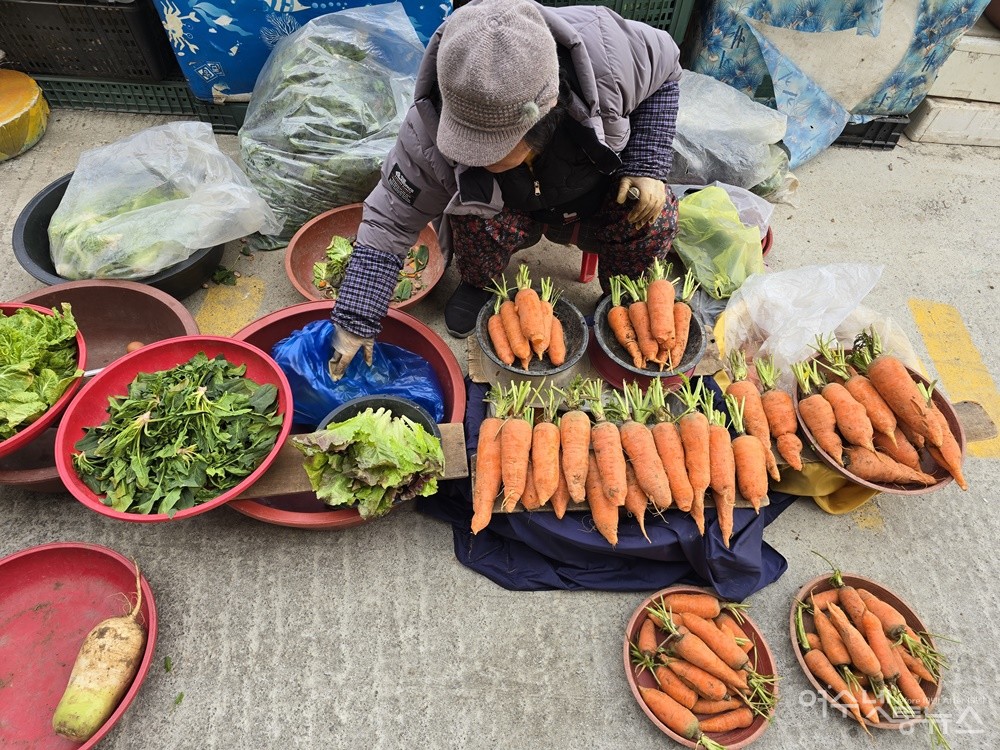 ▲ 여수 서시장 연등천변 직접 농사지은 농산물 노점상이다. ⓒ조찬현