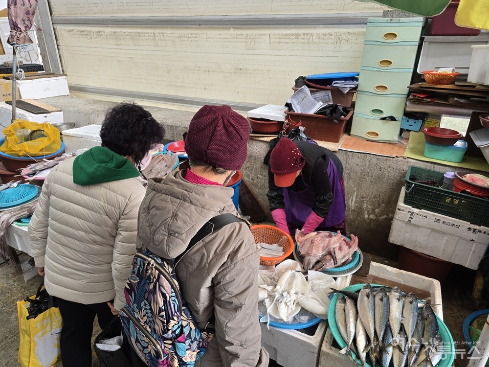 ▲ 여수 서시장 연등천변 생선 노점상이다. ⓒ조찬현