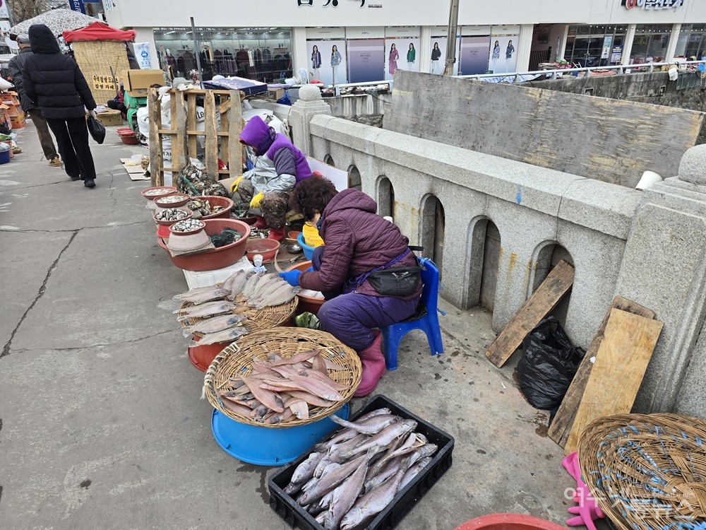▲ 여수 서시장 연등천변 어패류와 생선 노점상이다. ⓒ조찬현