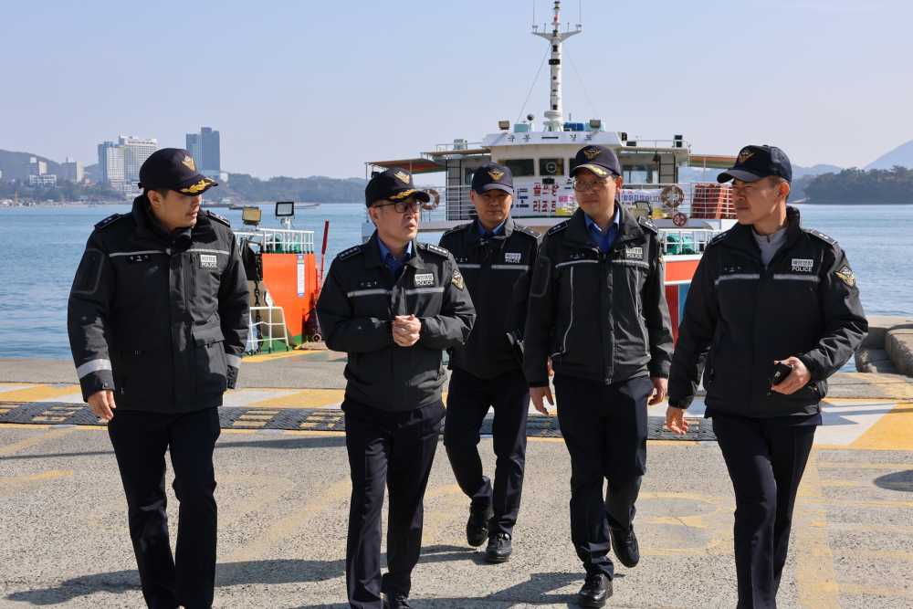 ▲ 김기용 여수해경서장이 도선 선착장 현장을 점검중이다. ⓒ여수해양경찰서