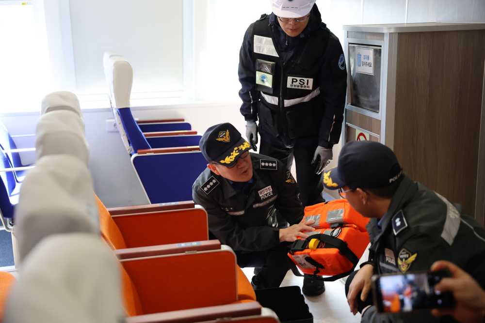 ▲ 김기용 여수해경서장이 직접 여객선에 승선하여 구명조끼 비치 상태를 점검중이다. ⓒ여수해양경찰서