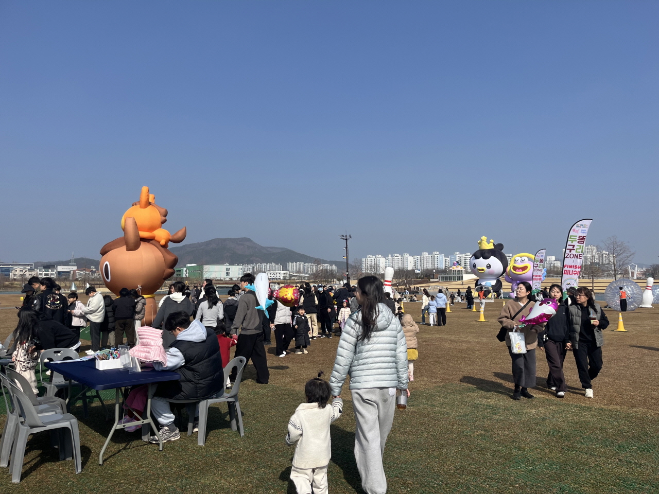 ▲ 오천그린광장을 찾은 가족 단위 시민과 귀성객들이 대형볼 굴리기, 두쫀쿠 만들기, 전통놀이 등 체험 프로그램을 즐기고 있다. ⓒ순천시