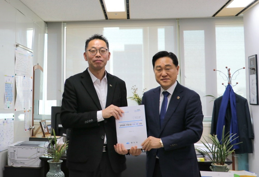 ▲강문성 의원과 윤진호 전라남도 기획조정실장 면담 모습 ⓒ전라남도의회