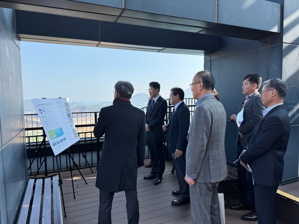 ▲ 황기연 부지사(왼쪽에서 두 번째)와 정현구 부시장(왼쪽에서 세 번째) 등 관계자들이 돌산 진모지구를 찾아 공사 진행 상황을 점검하고 있다. ⓒ여수시