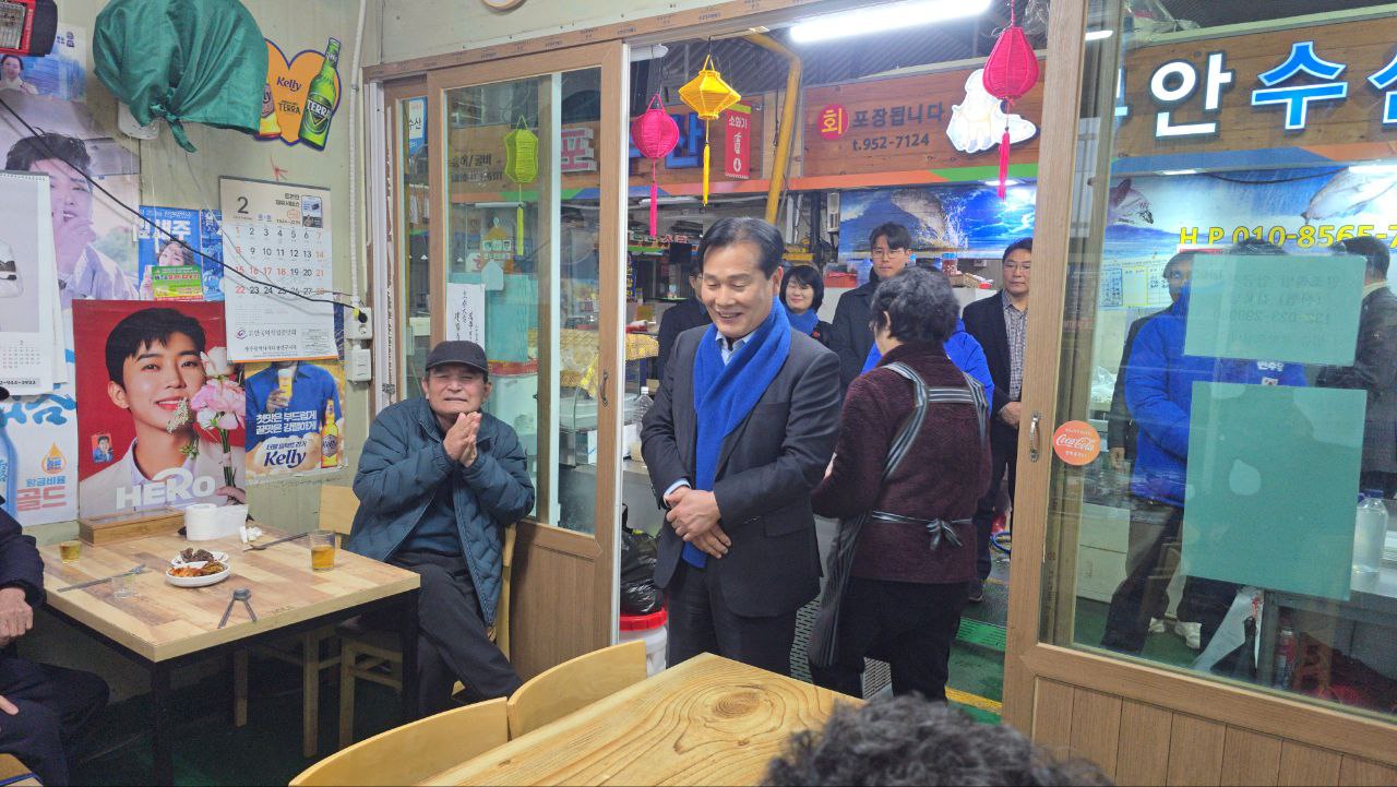 ▲ 주철현 국회의원이 설 연휴 기간 광주 대인시장을 방문해 시민들 의견 청취를 하고 있다. ⓒ주철현 의원실