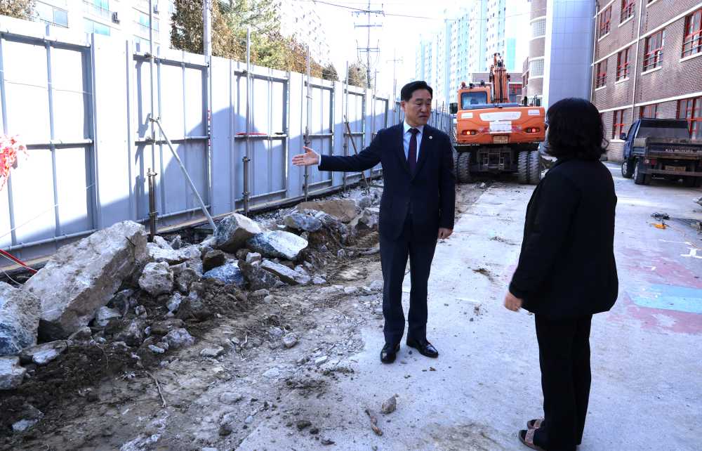 ▲ 문수동 좌수영초등학교와 여문청소년문화의집 일대를 방문해 현장 점검을 실시했다. ⓒ전라남도의회