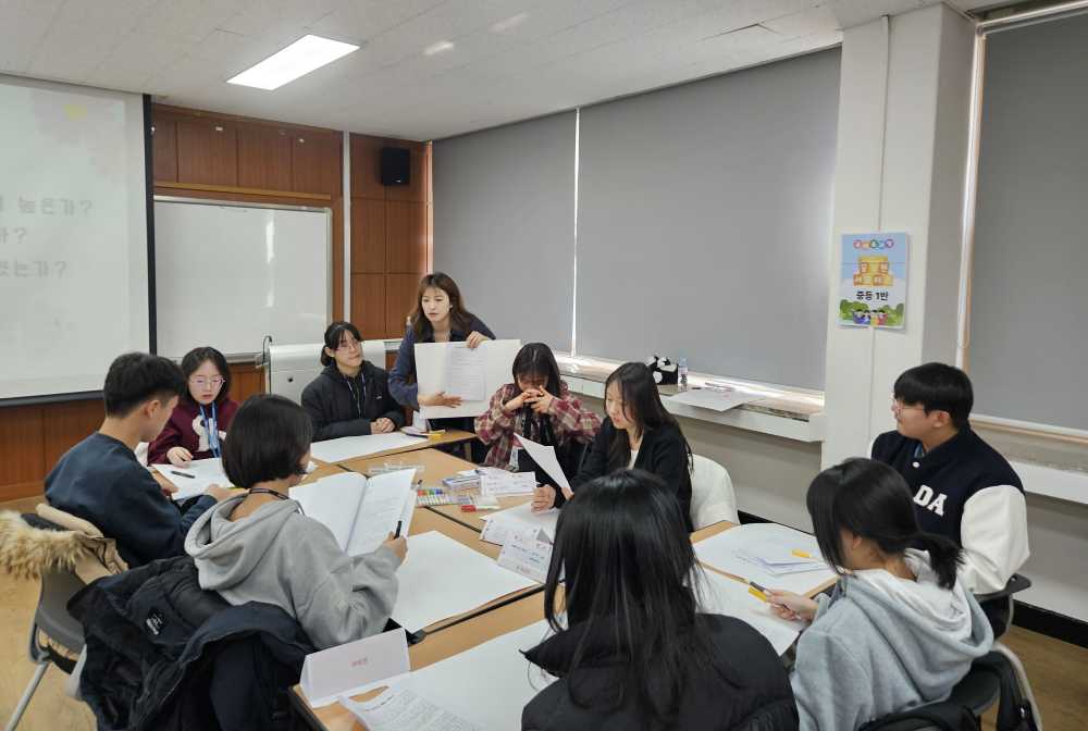 ▲꿈실현 인생학교 ‘꿈 세움 과정’에 참여한 학생들이 1년간의 도전 계획을 세우고 있다. ⓒ전남교육 꿈실현재단