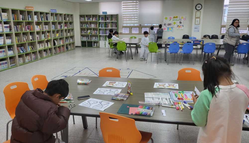 ▲전라남도교육청은 24~25일 나주, 해남 지역 학교를 찾아 신학기 돌봄·방과후학교 운영 준비 상황을 점검했다. 사진은 돌봄교실에서 미술활동을 하고 있는 학생들 모습. ⓒ전라남도교육청