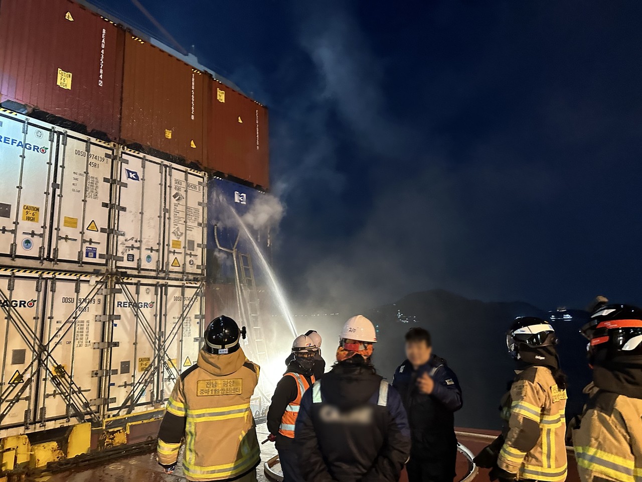▲ 숯이 적재된 컨테이너에서 화재를 진압하는 장면 ⓒ여수해양경찰서
