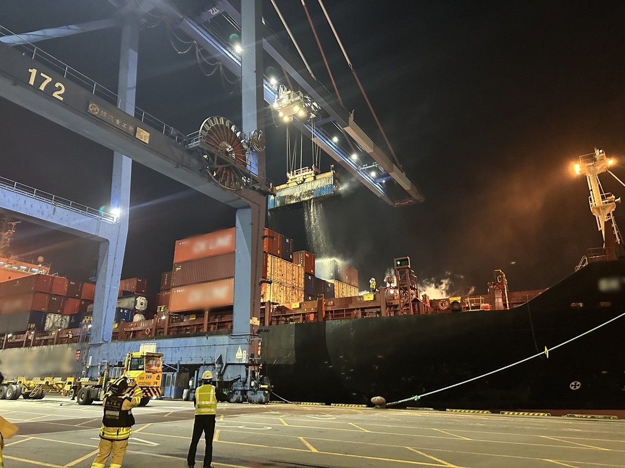 ▲ 숯이 적재된 컨테이너를 이적하는 장면 ⓒ여수해양경찰서