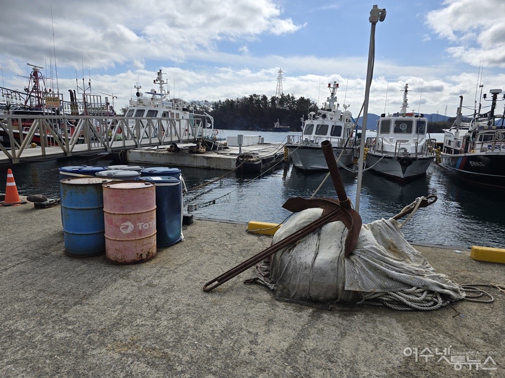 ▲ 폐유통과 낡은 어구, 닻, 등 적치물 ⓒ조찬현